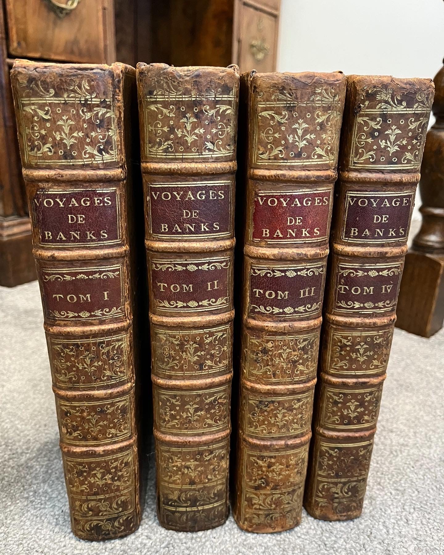 Relation des voyages entrepris par ordre de sa majesté britannique, et successivement exécutés par le Commodore Byron, le Capitaine Carteret, le Capitaine Wallis & le Capitaine Cook, dans les vaisseaux le Dauphin, le Swallow & l'Endeavour